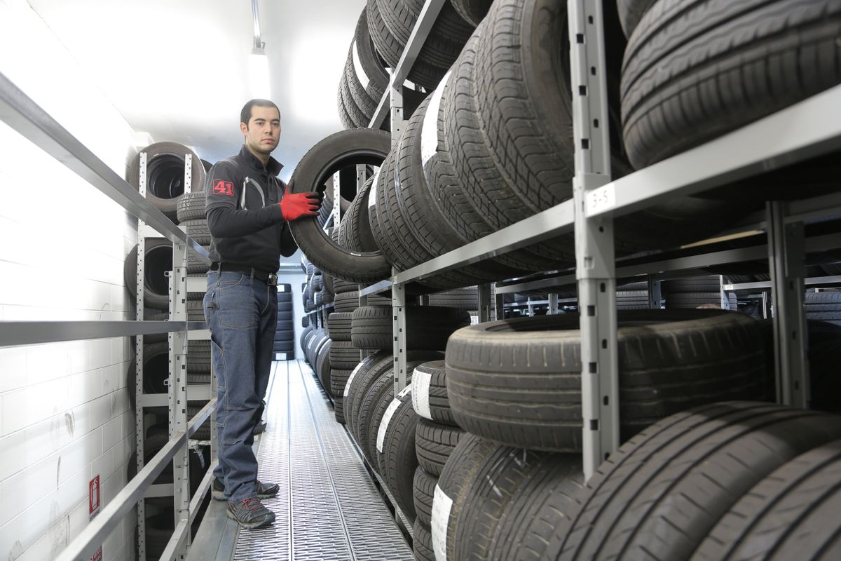 Almacén industrial con estanterías