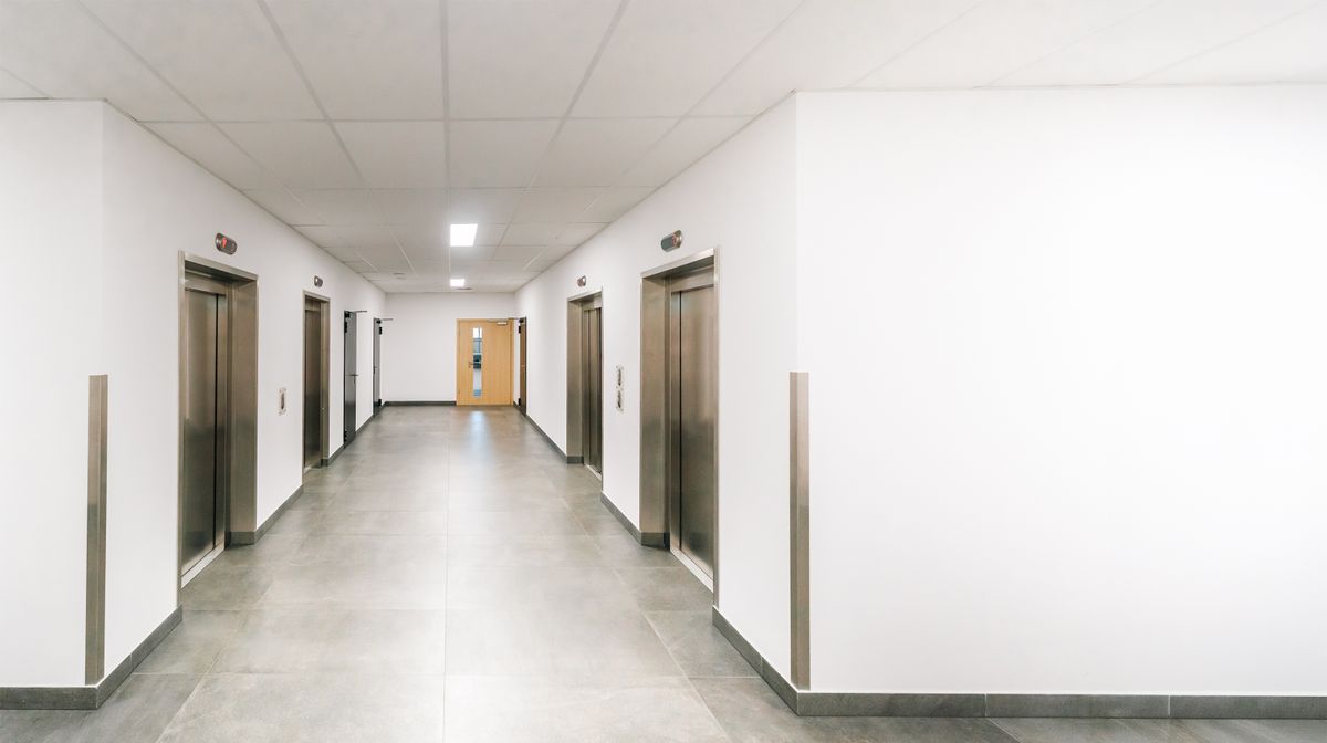 Cuando cierra una sala de ocio: insonorización, tarima, barra de obra y todo lo que no se ve con las luces apagadas
